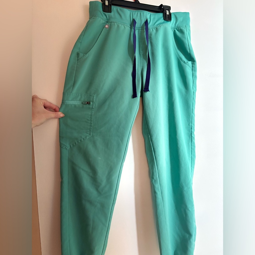 Women’s Figs Zamora scrub pants size small oasis color